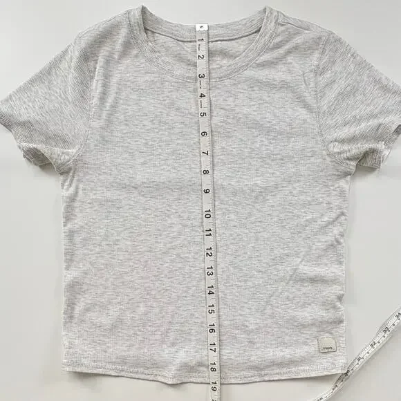 Vuori Pose Fitted Tee Size Small Activewear Athleisure Yoga Neutral Minimalist - Picture 7 of 7